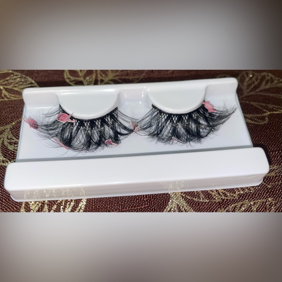 Lashes - Picture 1 of 1